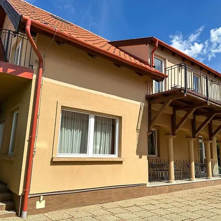 Balatonfueredi Borostyan Panzio Bed & Breakfast 3*